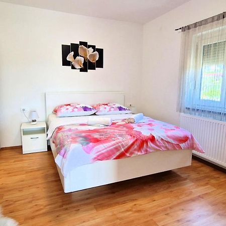 Apartments Pinezic Skrbcici Экстерьер фото